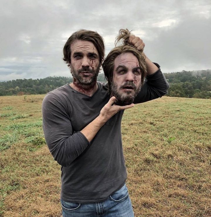 Matt mangum, o ex-salvador d. J. , exibe a prótese de sua própria cabeça decapitada nas gravações da 9ª temporada de the walking dead.