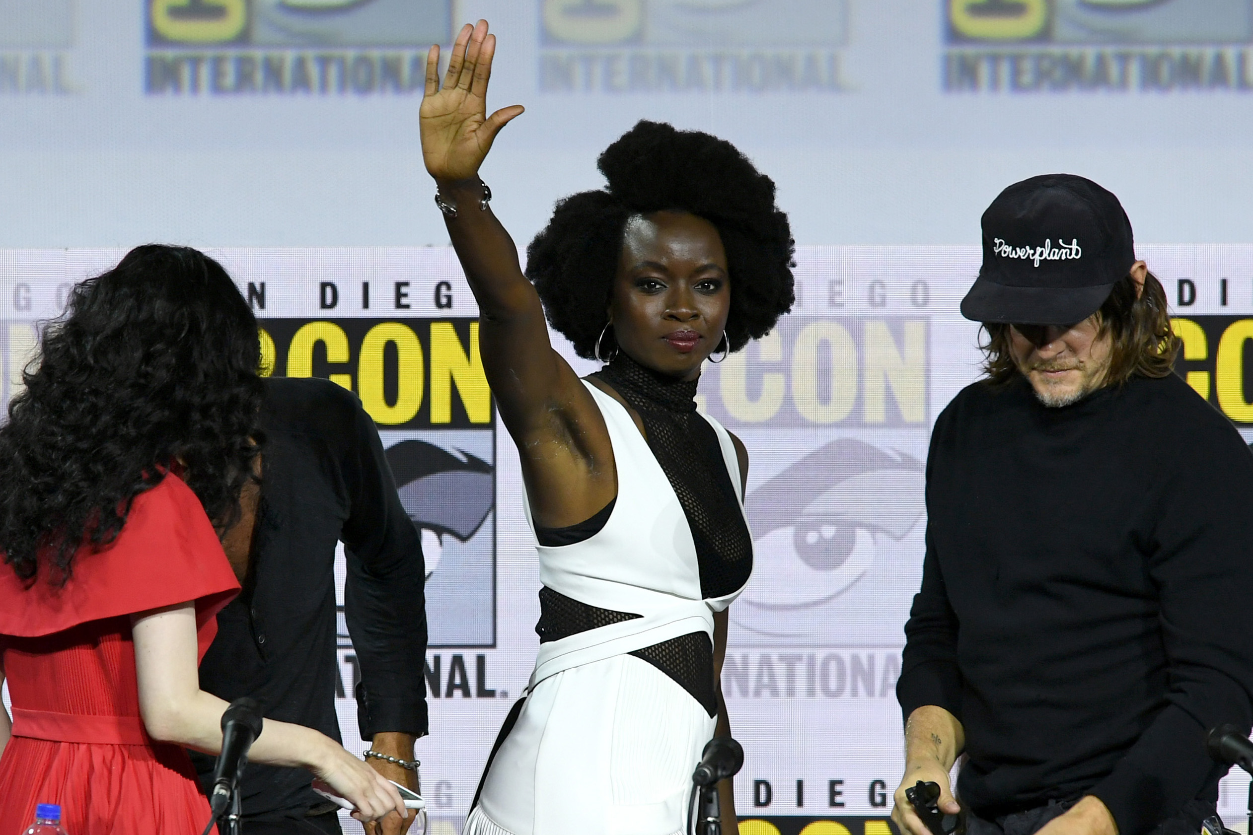 Danai Gurira (Michonne) e Norman Reedus (Daryl) no painel de The Walking Dead da San Diego Comic-Con em 2019.