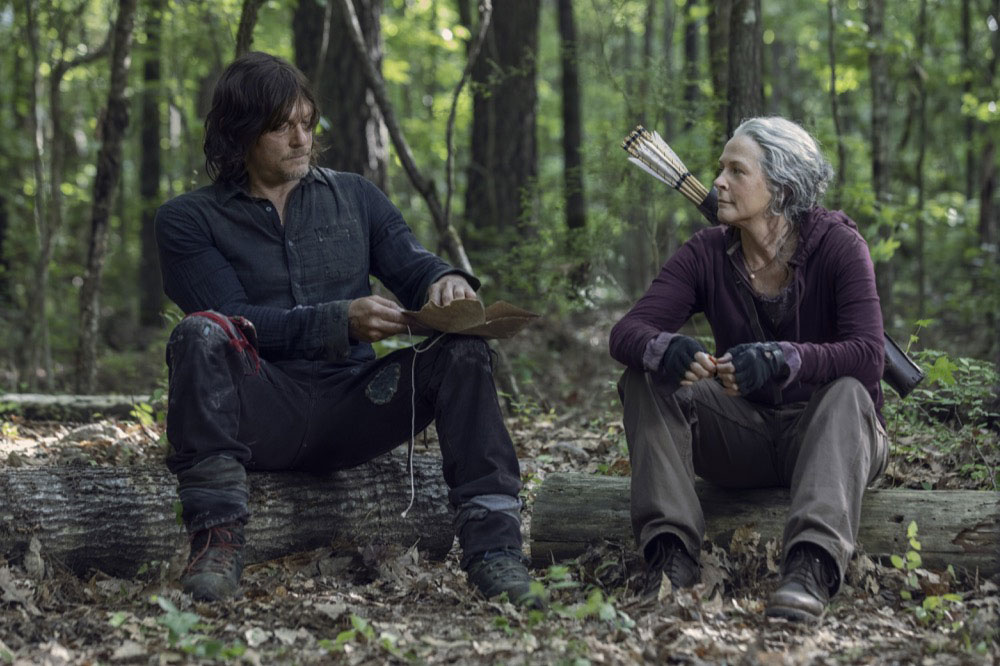 Daryl e Carol conversam sobre pegar a estrada, no 1º episódio da 10ª temporada de The Walking Dead.