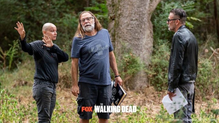 The walking dead 10 temporada s10e12 bastidores 26 samantha morton greg nicotero jeffrey dean morgan