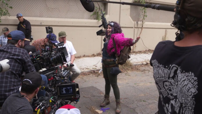 Paola Lazaro, a Princesa, nos bastidores das gravações do 15º episódio da 10ª temporada de The Walking Dead.