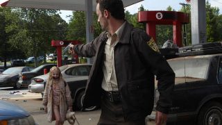 Rick grimes encara summer, a zumbi criança, no 1º episódio da 1ª temporada de the walking dead.