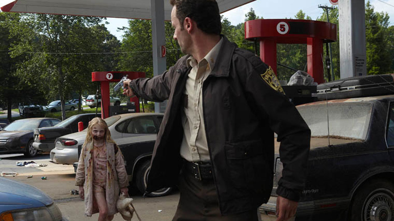 Rick Grimes encara Summer, a zumbi criança, no 1º episódio da 1ª temporada de The Walking Dead.