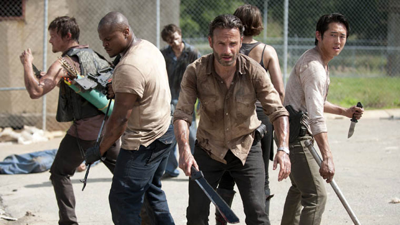 O grupo de Rick se posiciona para enfrentar os zumbis na recém-descoberta prisão, no 1º episódio da 3ª temporada de The Walking Dead.