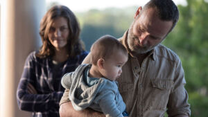 Rick segura Hershel Jr. no 1º episódio da 9ª temporada de The Walking Dead.