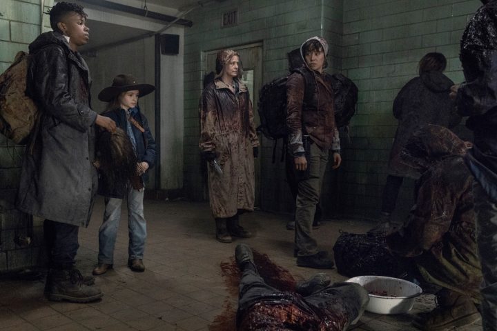 Kelly, judith e carol se preparam para sair entre a horda de zumbis de beta, em cena do 16º episódio da 10ª temporada de the walking dead.