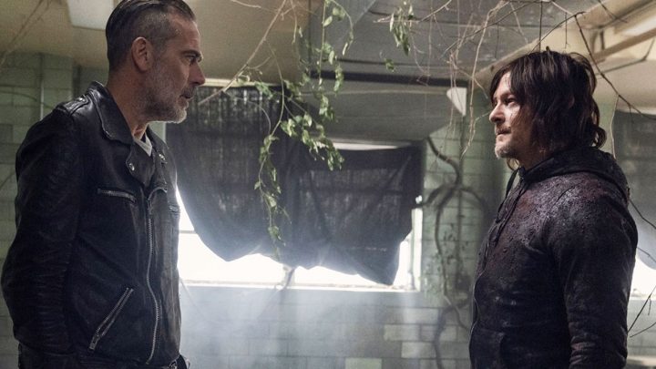 Negan e daryl se encaram no 16º episódio da 10ª temporada de the walking dead.