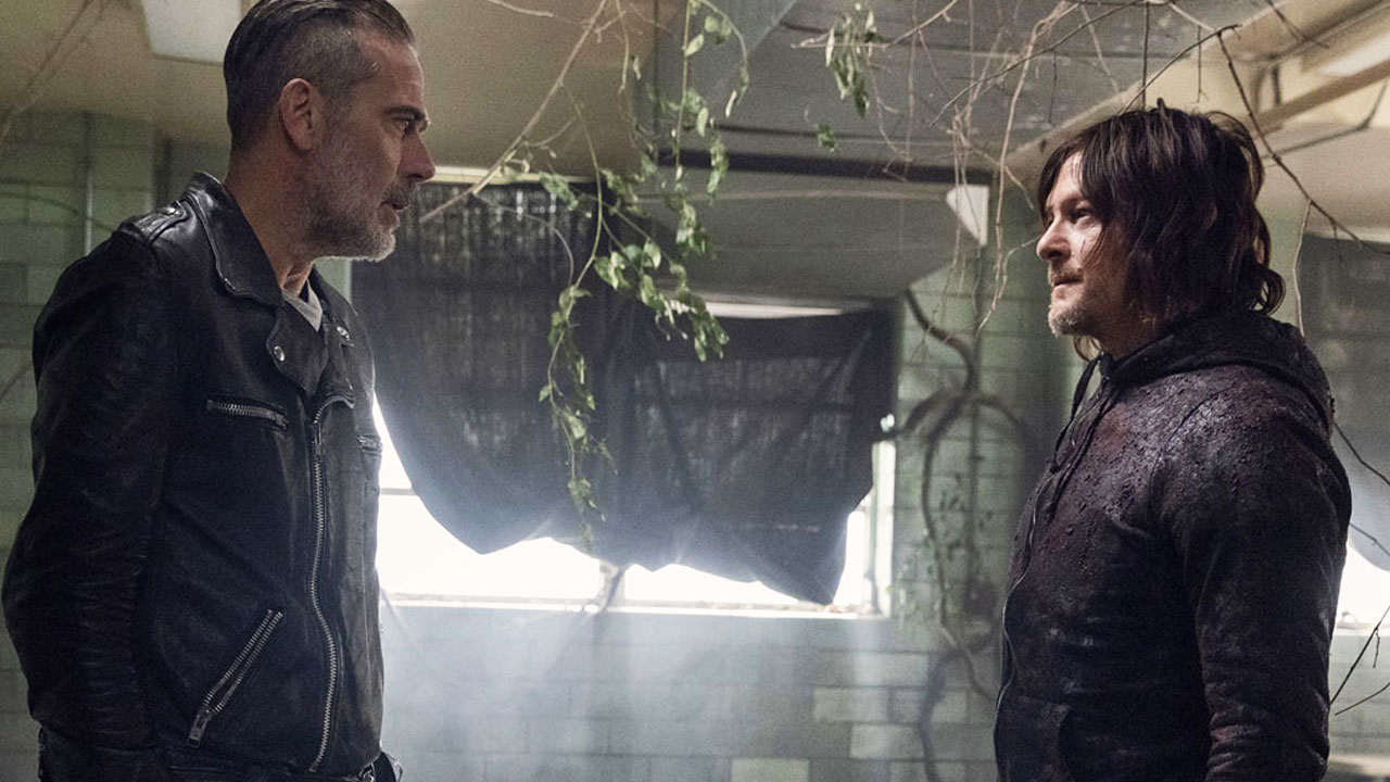 Negan e Daryl se encaram no 16º episódio da 10ª temporada de The Walking Dead.