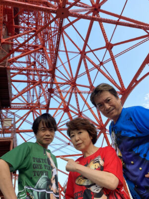 Mayumi Tanaka (Luffy), Kazuya Nakai (Zoro) e Hiroaki Hirata (Sanji) na despedida do Tokyo One Piece Tower