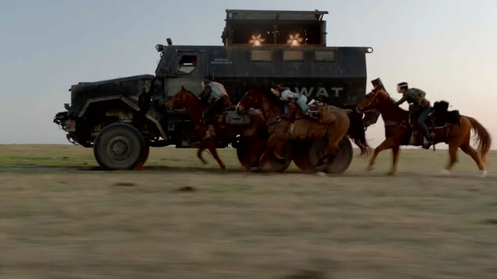 Blindado da SWAT de Althea é atacado em cena do 5º episódio da 6ª temporada de Fear The Walking Dead.