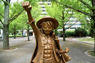 One piece luffy estatua de bronze kumamoto 2