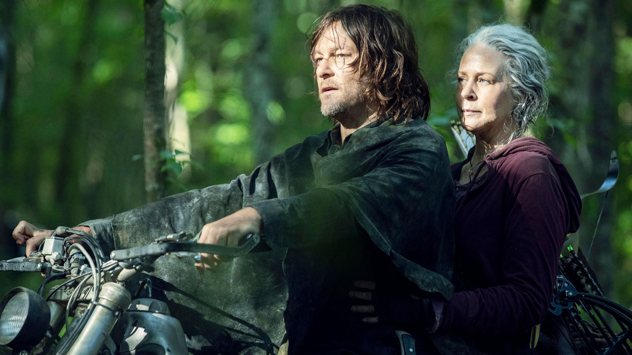 Daryl Dixon (Norman Reedus) e Carol Peletier (Melissa McBride) na motocicleta na 10ª temporada de The Walking Dead.