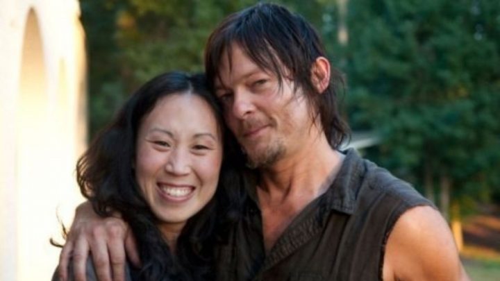 Angela kang, showrunner de the walking dead, e norman reedus, o daryl dixon.