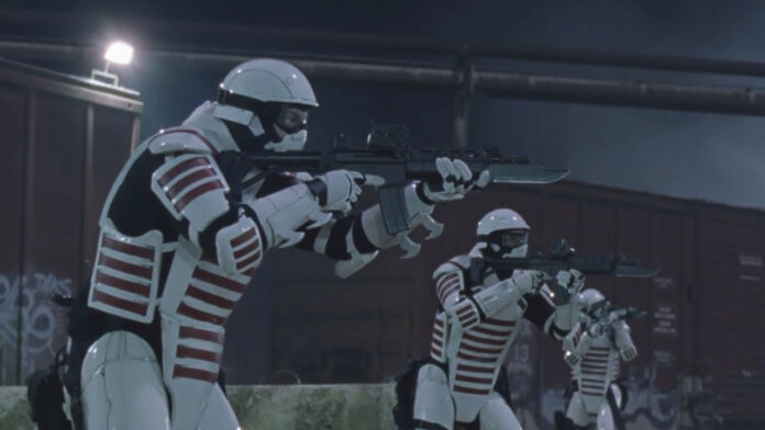 Soldados de Commonwealth no 16º episódio da 10ª temporada de The Walking Dead (S10E16 - 
