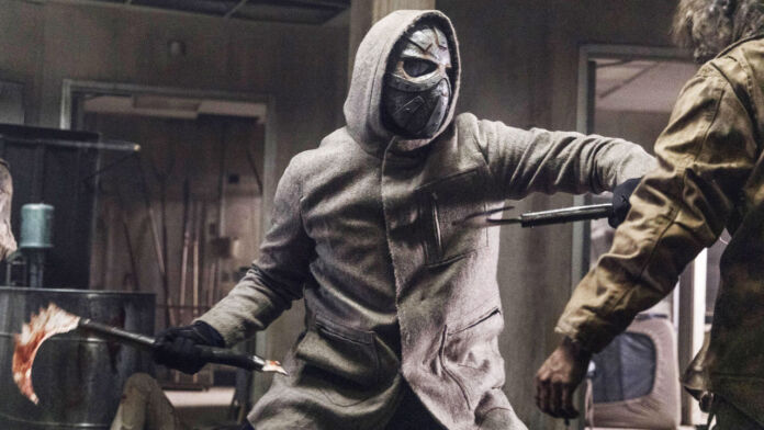 O mascarado misterioso que acompanha Maggie no 16º episódio da 10ª temporada de The Walking Dead.