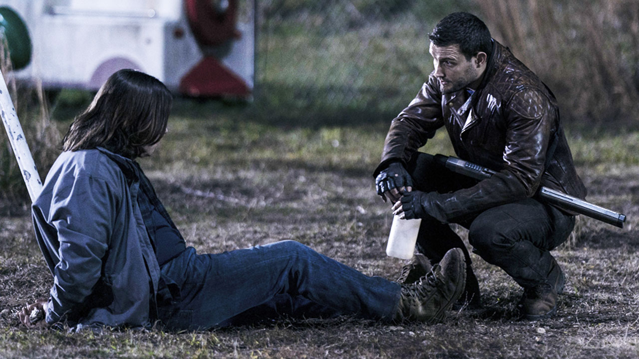 Felix encara Silas, no 8º episódio da 1ª temporada de The Walking Dead: World Beyond.