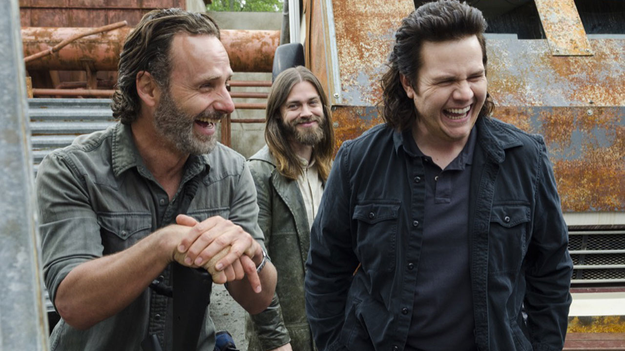 Andrew Lincoln (Rick), Tom Payne (Jesus) e Josh McDermitt (Eugene) nos bastidores do 1º episódio da 8ª temporada de The Walking Dead.