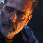 The Walking Dead | Este detalhe indica que o passado de Negan terá grande mudança na TV, segundo trailer