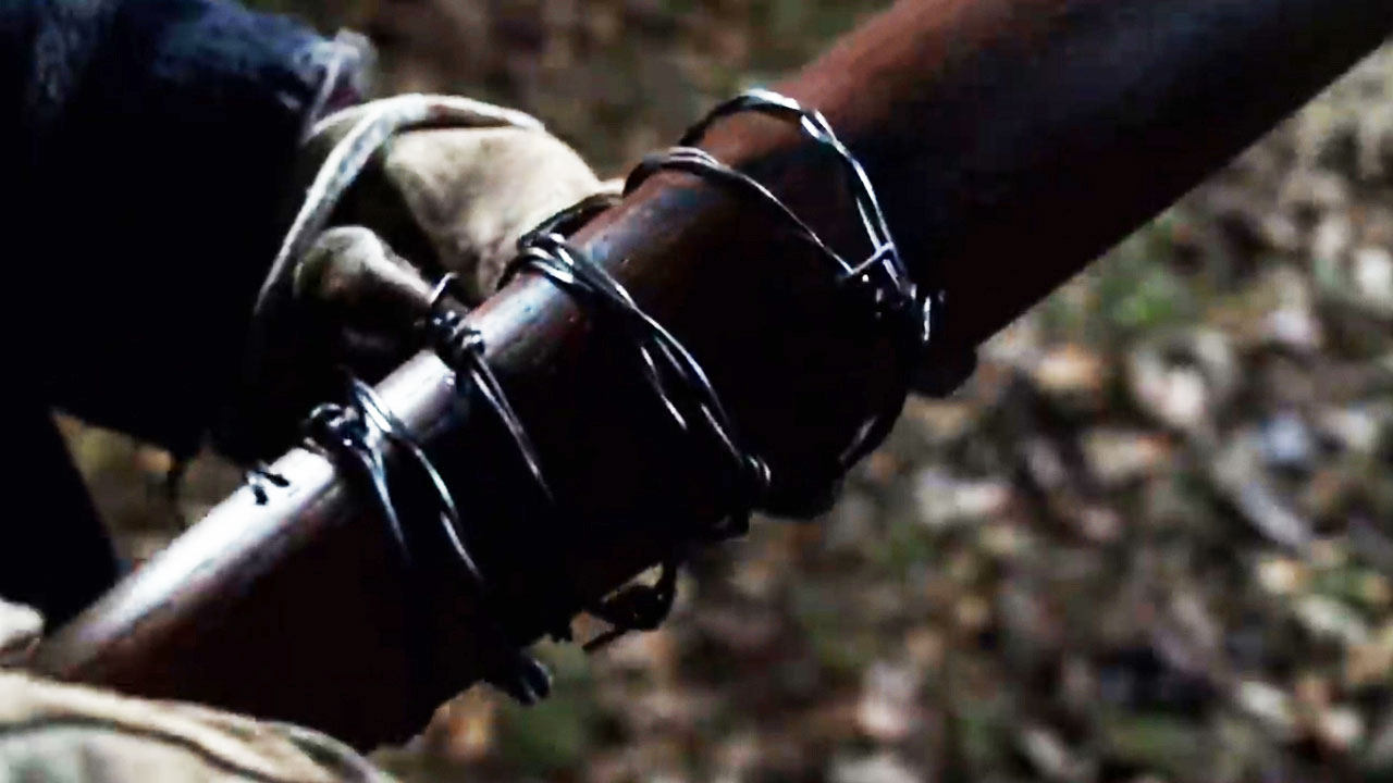 Negan enrola arame farpado em seu bastão, Lucille, nos episódios extras da 10ª temporada de The Walking Dead.