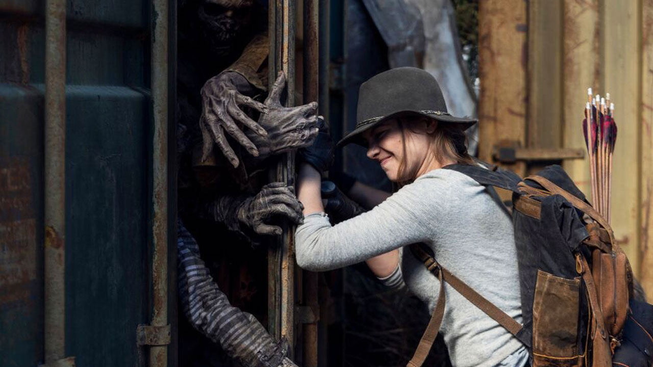 Maggie encara zumbis no 17º episódio da 10ª temporada de The Walking Dead.