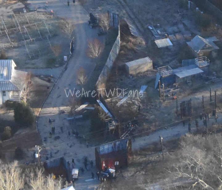 Imagem vazada das gravações da 11ª temporada de the walking dead, mostrando uma visão aérea de alexandria, em dia de gravações.