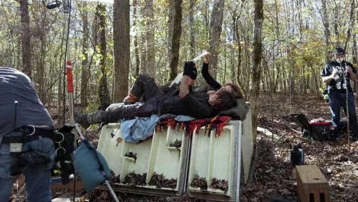 The walking dead s10e18 bastidores daryl leah casal 01