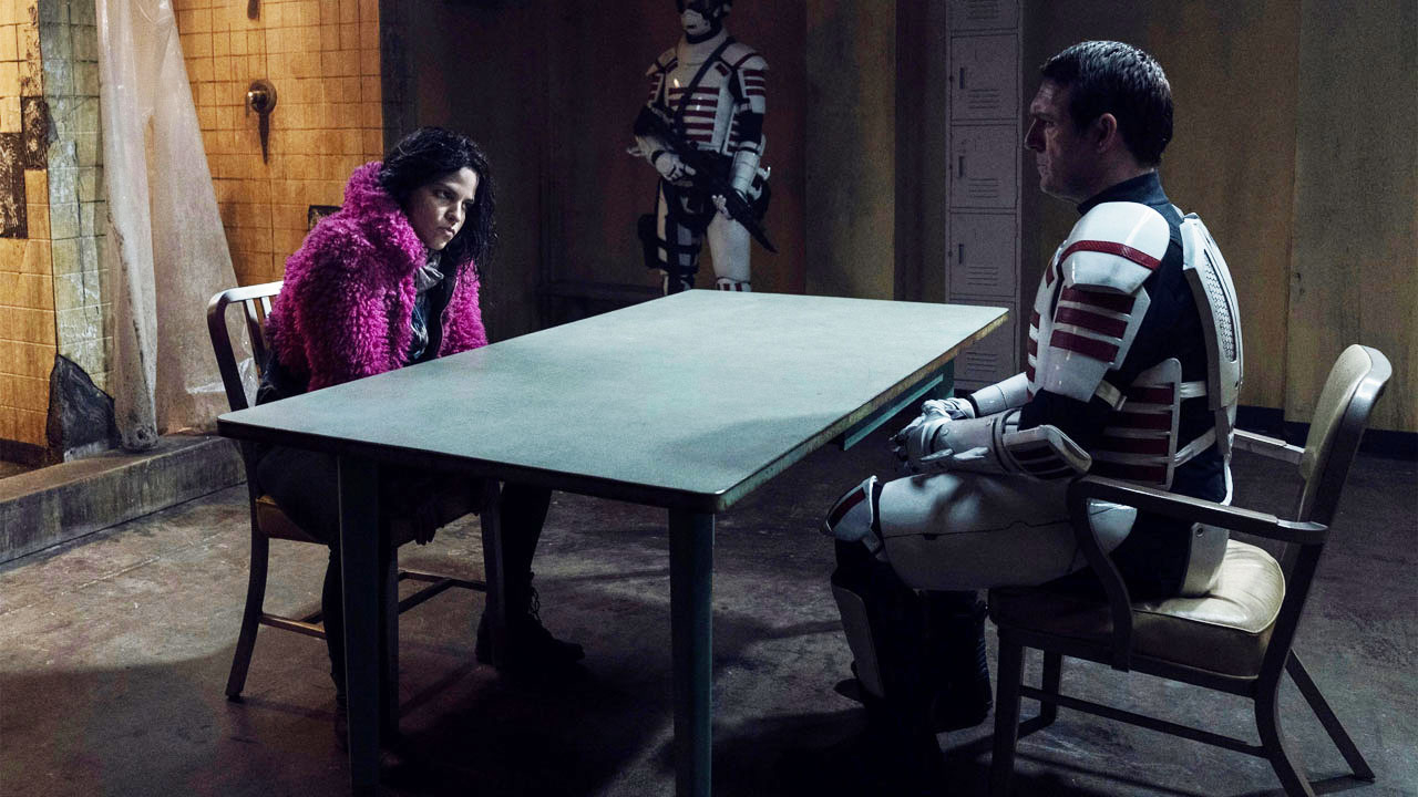 Princesa é interrogada por um soldado de Commonwealth no 20º episódio da 10ª temporada de The Walking Dead (S10E20 - "Splinter").