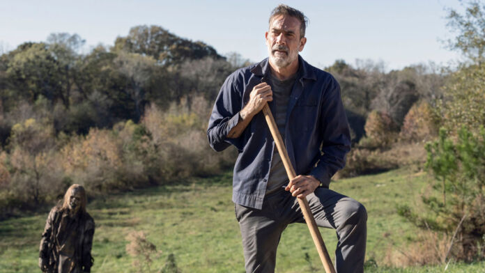 Negan cavando no 22º episódio da 10ª temporada de The Walking Dead (S10E22 - 