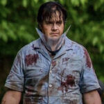 The Walking Dead | Eugene aparece ensanguentado em novas imagens dos bastidores da temporada final