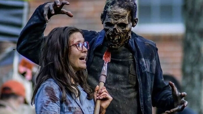 Nova personagem encara zumbi nos bastidores da 11ª temporada de The Walking Dead.