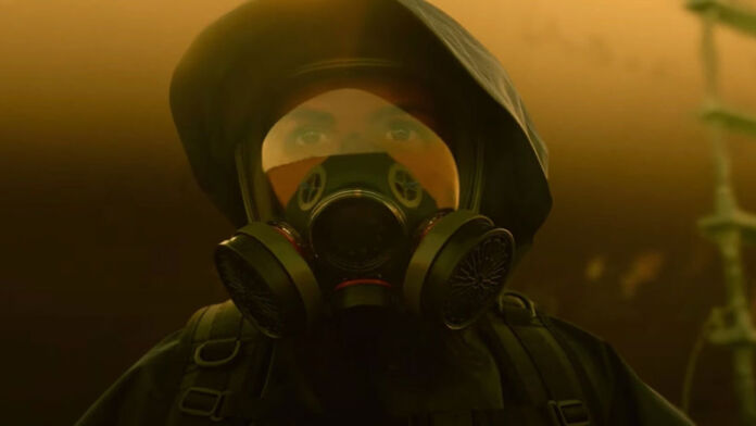 Grace com roupa de proteção contra radiação na 7ª temporada de Fear The Walking Dead.