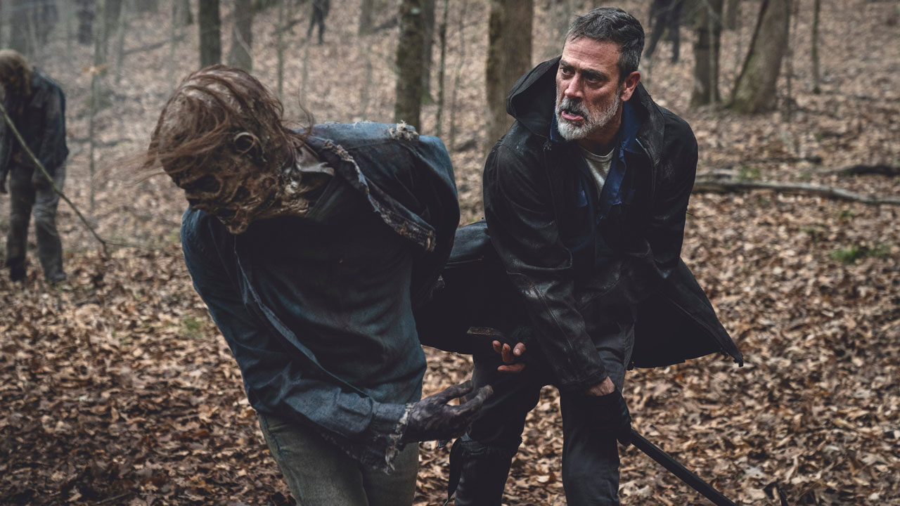 Negan enfrenta zumbi no 3º episódio da 11ª temporada de The Walking Dead (S11E03 - "Hunted").
