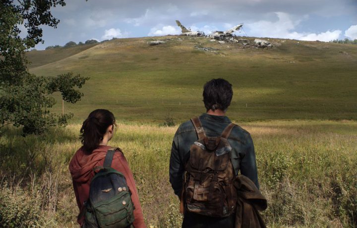 Joel (pedro pascal) e ellie (bella ramsay) na primeira imagem oficial da adaptação da hbo de the last of us.