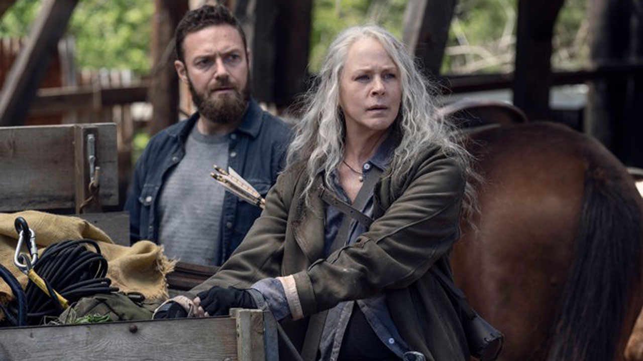 Aaron e Carol no 5º episódio da 11ª temporada de The Walking Dead (S11E05 - "Out of the Ashes").