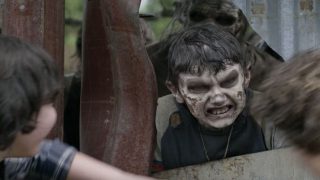 Gus morgan, o filho de jeffrey dean morgan (negan) e hilarie burton (lucille) como zumbi no 5º episódio da 11ª temporada de the walking dead (s11e05 - "out of the ashes").