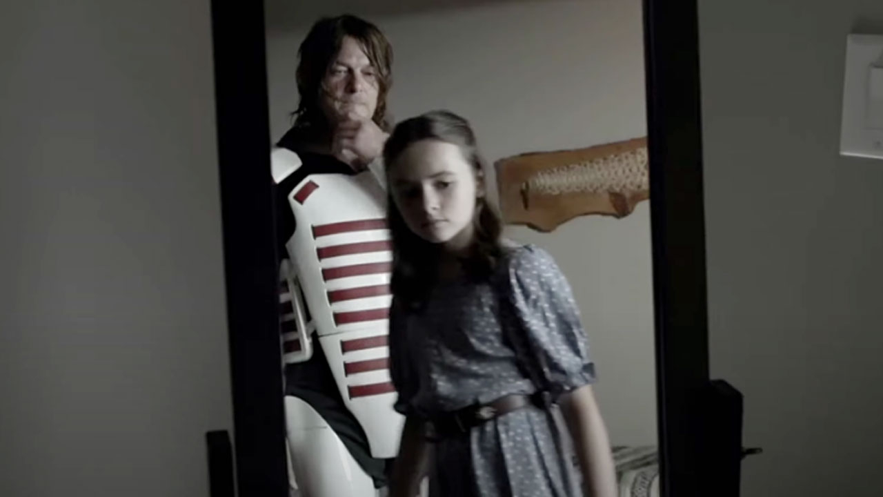 Daryl usando a armadura dos soldados de Commonwealth e Judith na segunda parte da 11ª temporada de The Walking Dead.
