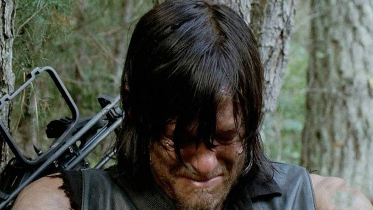 Daryl Dixon chorando em The Walking Dead.