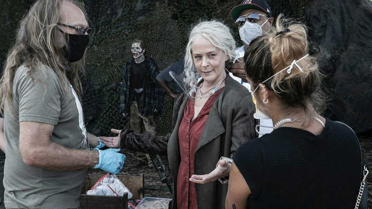 Nicotero e Melissa McBride (Carol) nos bastidores do 14º episódio da 11ª temporada de The Walking Dead.