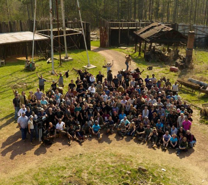 The Walking Dead | Foto com elenco e produtores da série no último dia de gravações da 11ª temporada.
